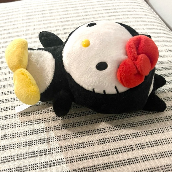 ๐ RARE ๐ - limited edition Hello Kitty plushie dressed in Badtz-Maru costume - Picture 6 of 10